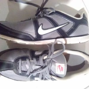 Nike Oceania Sneakers